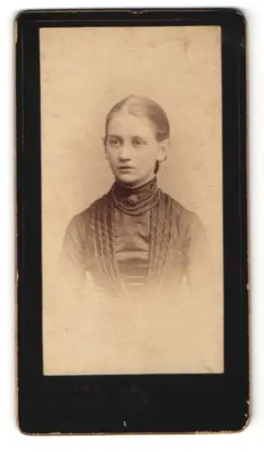Fotografie W. Zink, Gotha, Portrait Mädchen mit zusammengebundenem Haar