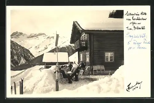 AK Höllensteinhütte, Besucher sitzen auf der Terrasse im Winter