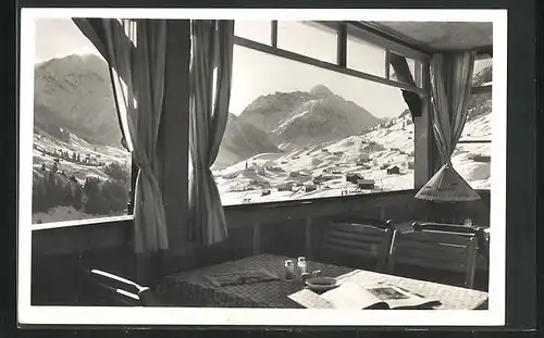 AK Hirschegg, Waldemar-Petersen-Haus, Blick aus dem Fenster auf das verschneite Gebirge