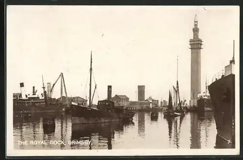 AK Grimsby, The Royal Dock, Leuchtturm und Schiffe im Hafen