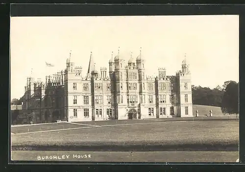 AK Stamford, Burghley House mit Fahne und Rasenfläche