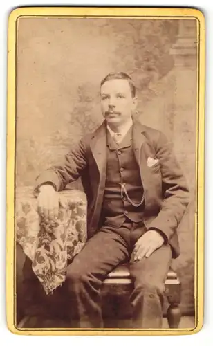 Fotografie H. Hammond, Hull, Portrait bürgerlicher Herr im Anzug mit Krawatte und Schnurrbart