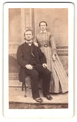 Fotografie Wilhelm Loeber, Dresden, Portrait bürgerliches Paar in modischer Kleidung