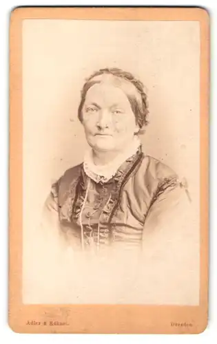 Fotografie Adler & Kühnel, Dresden, Portrait ältere bürgerliche Dame in hübscher Kleidung
