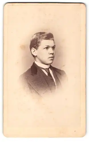 Fotografie Hugo Hoffers & Co., Annaberg, Portrait junger Mann im Anzug mit Krawatte