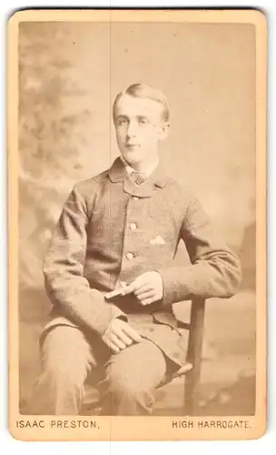 Fotografie Isaac Preston, High Harrogate, Portrait junger Herr in Anzug