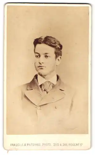 Fotografie Fradelle & Marshall, London, Portrait junger Herr mit zeitgenöss. Frisur