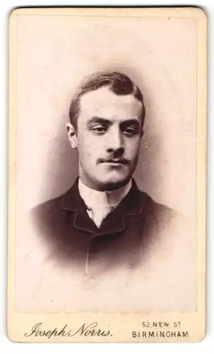 Fotografie Joseph Norris, Birmingham, Portrait junger Herr mit Oberlippenbart, UK