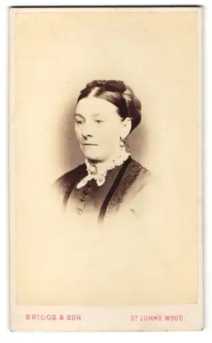 Fotografie Briggs & Son, St. John`s Wood, Portrait Dame mit zusammengebundenem Haar, UK