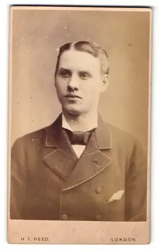 Fotografie H. T. Reed, London, Portrait junger Herr in feierlicher Kleidung