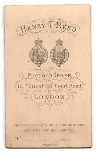 Fotografie H. T. Reed, London, Portrait junger Herr in feierlicher Kleidung