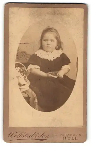 Fotografie Wellsted & Son, Hull, Portrait kleines Mädchen in Kleid