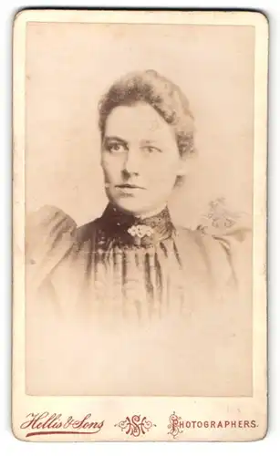 Fotografie Hellis & Sons, London, Portrait junge Dame mit zusammengebundenem Haar