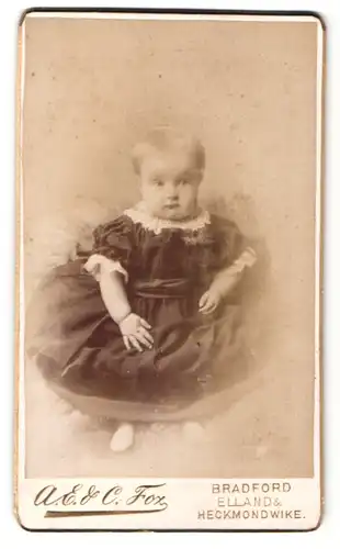 Fotografie A. E. & C. Fox, Bradford, Portrait Kleinkind in Kleid, UK