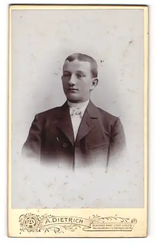 Fotografie A. Dietrich, Glauchau, Portrait halbwüchsiger Knabe in Abendgarderobe