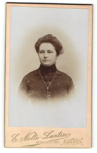 Fotografie E. Nolte-Lantin, Aachen, Portrait junge Dame mit Hochsteckfrisur