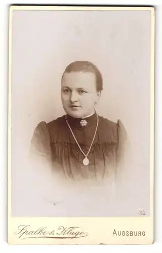 Fotografie Spalke & Kluge, Augsburg, Portrait junge Frau mit streng zusammengebundenem Haar