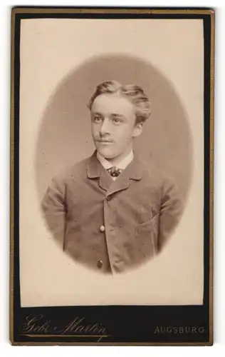 Fotografie Gebr. Martin, Augsburg, Portrait junger Mann mit zurückgekämmtem Haar in Anzug