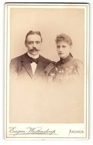 Fotografie Eugen Westendorp, Aachen, Portrait bürgerliches Paar in eleganter Kleidung