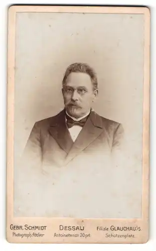 Fotografie Gebr. Schmidt, Dessau, Portrait Herr im Anzug mit Brille