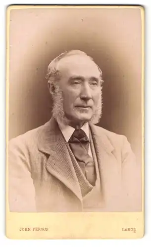 Fotografie John Fergus, Largs, Portrait Herr im Anzug mit Bart