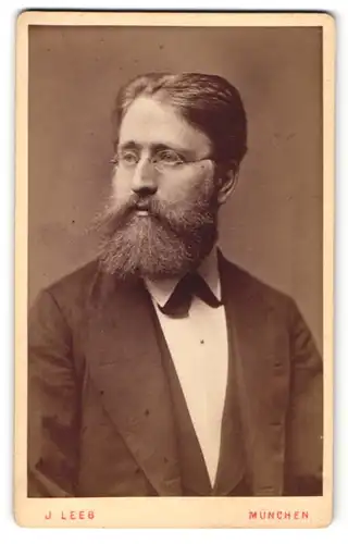 Fotografie J. Leeb, München, Portrait eines Herrn mit Bart