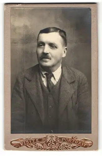 Fotografie Atelier Visite, Ort unbekannt, Portrait Mann im Anzug mit Krawatte