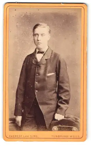 Fotografie D. Rob Everest, Tunbridge Wells, Portrait junger Mann im Anzug