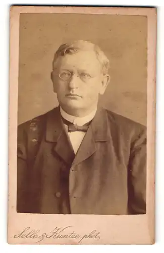 Fotografie Selle & Kuntze, Potsdam, Portrait Herr im Anzug mit Brille