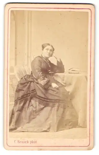 Fotografie C. Brasch, Berlin, Portrait ältere Dame im Kleid