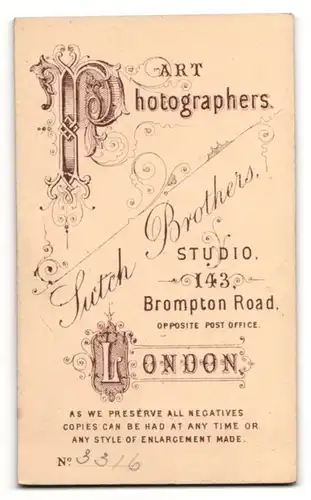 Fotografie Sutch Brothers, London, Portrait junger Mann mit Zigarette