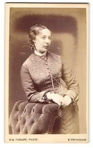 Fotografie Robert W. Thrupp, Birmingham, Portrait einer junge Dame mit Kette