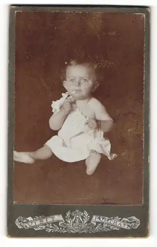 Fotografie Atelier Visit, Ort unbekannt,  Portrait eines Kleinkindes