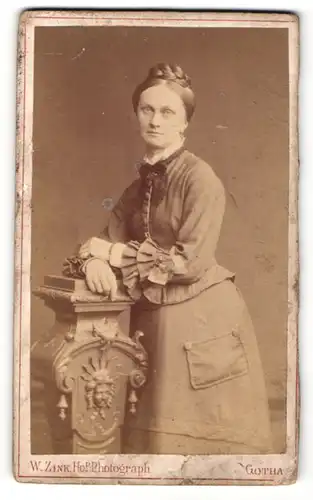 Fotografie Wilhelm Zink, Gotha, Portrait Dame im Kleid