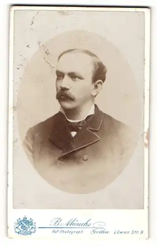 Fotografie B. Münchs, Gotha, Portrait Herr im Anzug mit Schnautzer