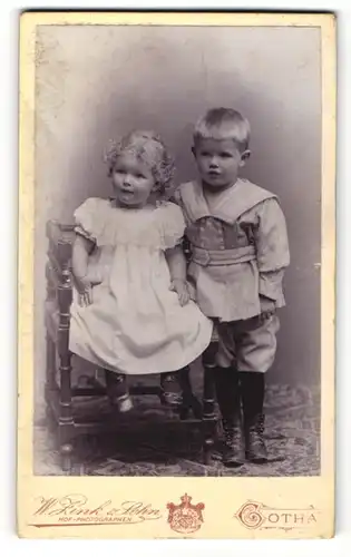 Fotografie W. Zink & Sohn, Gotha, Portrait zweier Kleinkinder
