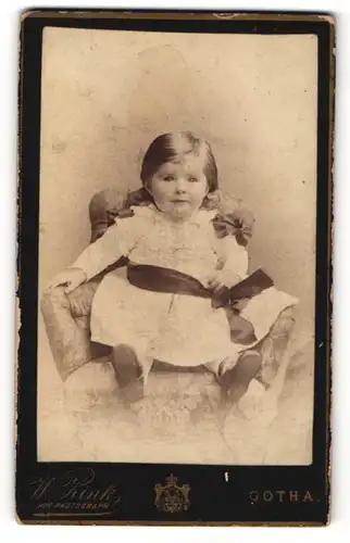 Fotografie W. Zink, Gotha, Portrait kleines Mädchen in einem Sessel