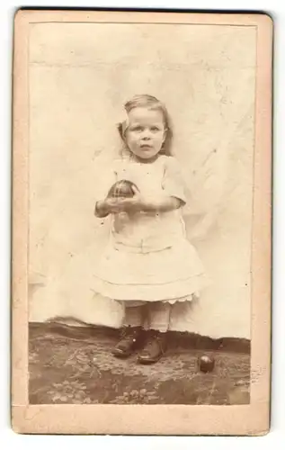 Fotografie Fotograf & Ort unbekannt, Portrait kleines Mädchen mit Kugel