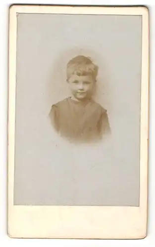Fotografie Fotograf & Ort unbekannt, Portrait eines kleinen Jungen