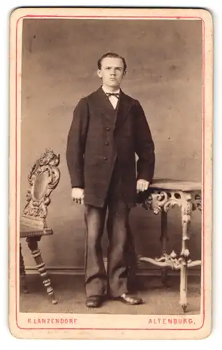 Fotografie R. Lanzendorf, Altenburg, Portrait junger Mann im Anzug