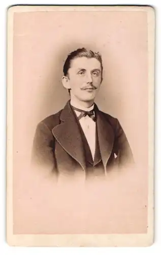 Fotografie R. Lanzendorf, Altenburg, Portrait junger Herr im Anzug