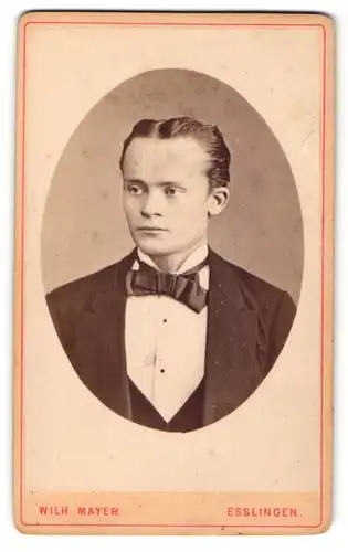 Fotografie Wilh. Mayer, Esslingen, Portrait junger Mann im Anzug