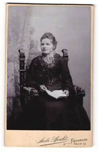 Fotografie Andr. Specht, Flensburg, Portrait Fräulein auf Sitzmöbel