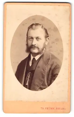 Fotografie Theodor Prümm, Berlin, Mann mit Bart und Taschenuhr im Anzug