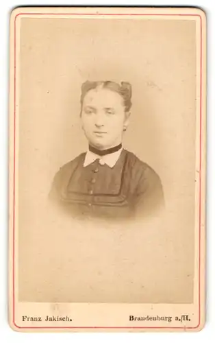 Fotografie Franz Jakisch, Brandenburg a / H., Portrait junge Dame im modischen Kleid mit Halsband und Medaillon