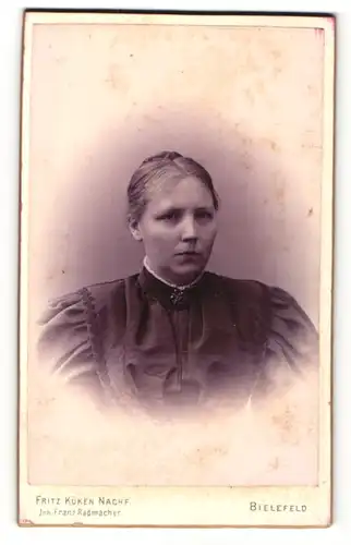Fotografie Fritz Küken Nachf., Bielefeld, Portrait bürgerliche Dame im eleganten Kleid mit Kragenbrosche