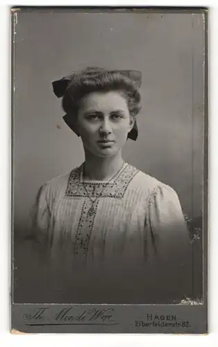 Fotografie Th. Mende Wwe., Hagen, Portrait junge Dame in modischer Kleidung mit Halskette