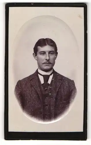 Fotografie E. Schweisfurth, Barmen, Portrait charmanter Herr im Anzug mit Krawatte und Zwirbelbart