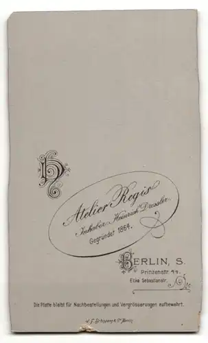 Fotografie Atelier Regis, Berlin-S, Portrait bürgerlicher Herr im Anzug mit Fliege und Bart