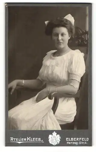 Fotografie Atelier Kleeb, Elberfeld, Portrait bürgerliches Fräulein in weiss mit Haarschleife